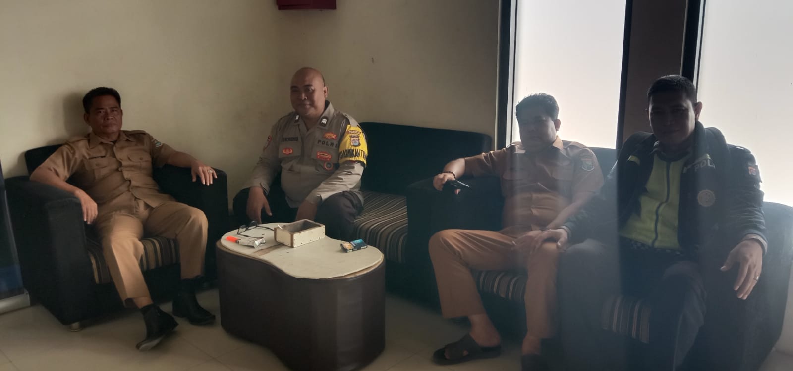 Aiptu Rukmono Sambangi Kantor Desa Budimulya, Sosialisasikan Layanan Kepolisian 110 Aiptu Rukmono Sambangi Kantor Desa Budimulya, Sosialisasikan Layanan Kepolisian 110