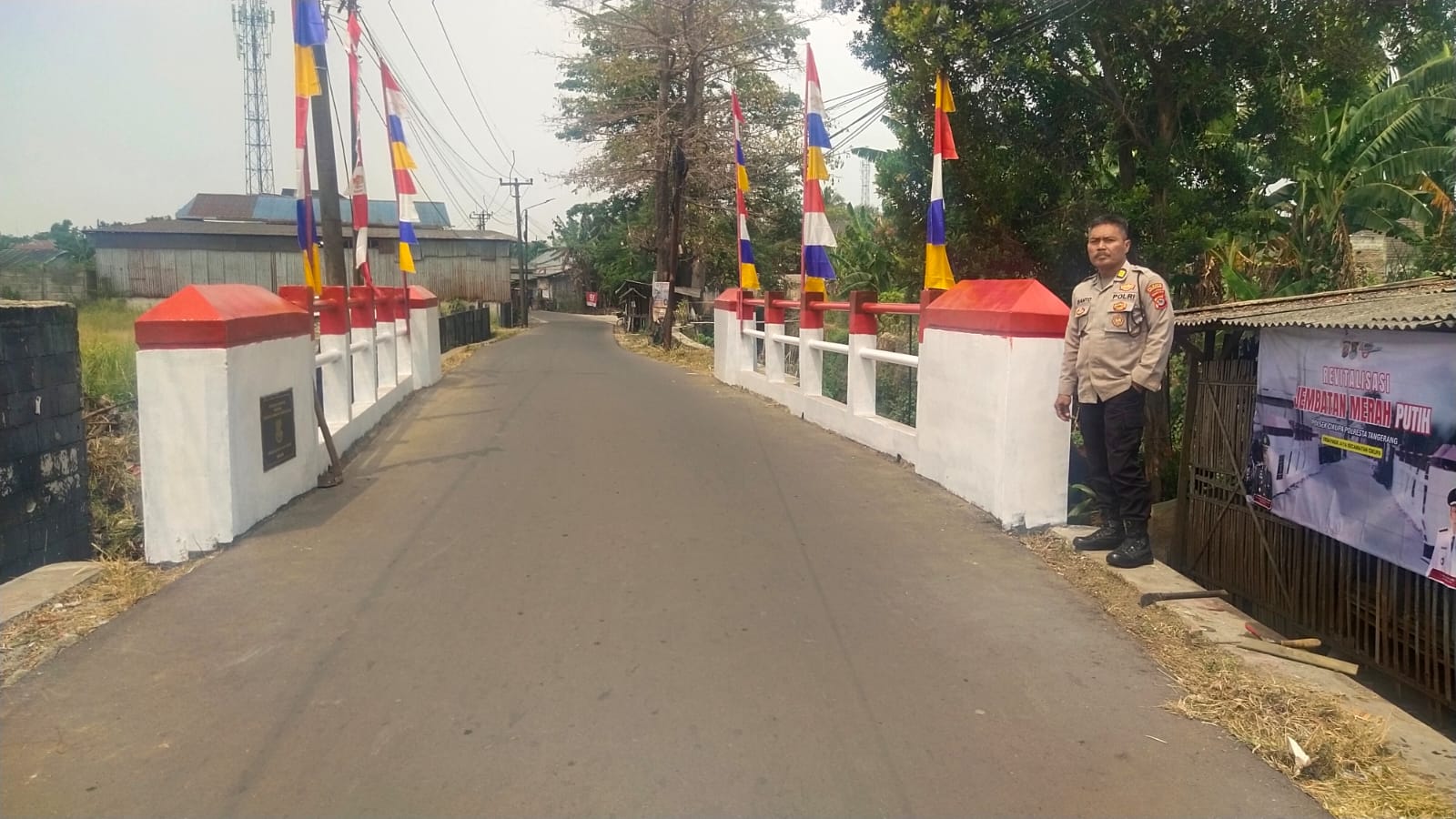 AKP Susanto Hadiri Pemasangan Tenda Revitalisasi Jembatan Merah Putih di Desa Pasir Jaya AKP Susanto Hadiri Pemasangan Tenda Revitalisasi Jembatan Merah Putih di Desa Pasir Jaya
