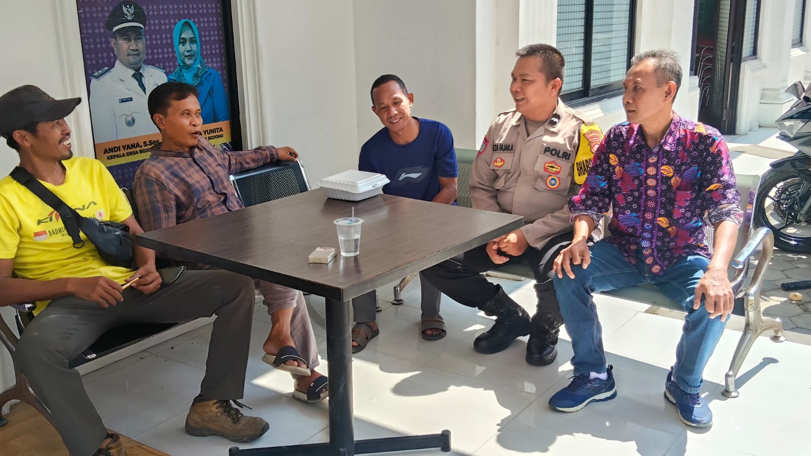 Ngariung Sambil Jaga Kampung, Bhabinkamtibmas Desa Bojong Ajak Warga Cegah Karhutla Ngariung Sambil Jaga Kampung, Bhabinkamtibmas Desa Bojong Ajak Warga Cegah Karhutla