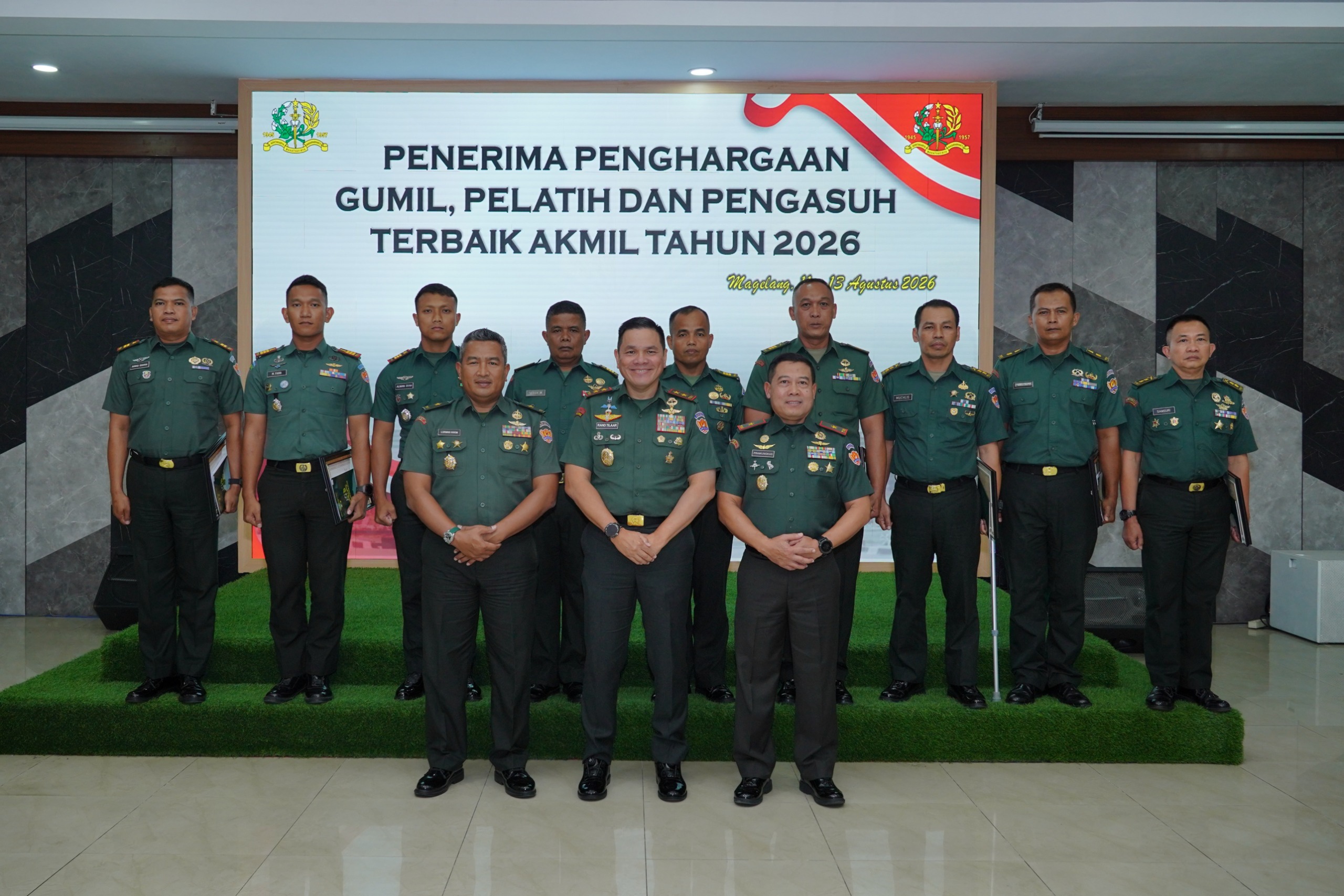 Gubernur Akmil Beri Penghargaan kepada Gumil, Pelatih, dan Pengasuh Terbaik Gubernur Akmil Beri Penghargaan kepada Gumil, Pelatih, dan Pengasuh Terbaik