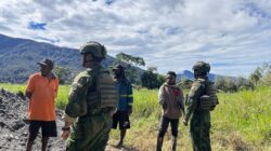 Hadir dan Bersahabat, Satgas Yonif 2 Marinir Jalin Komsos dengan Tokoh Kampung Okumetadi
