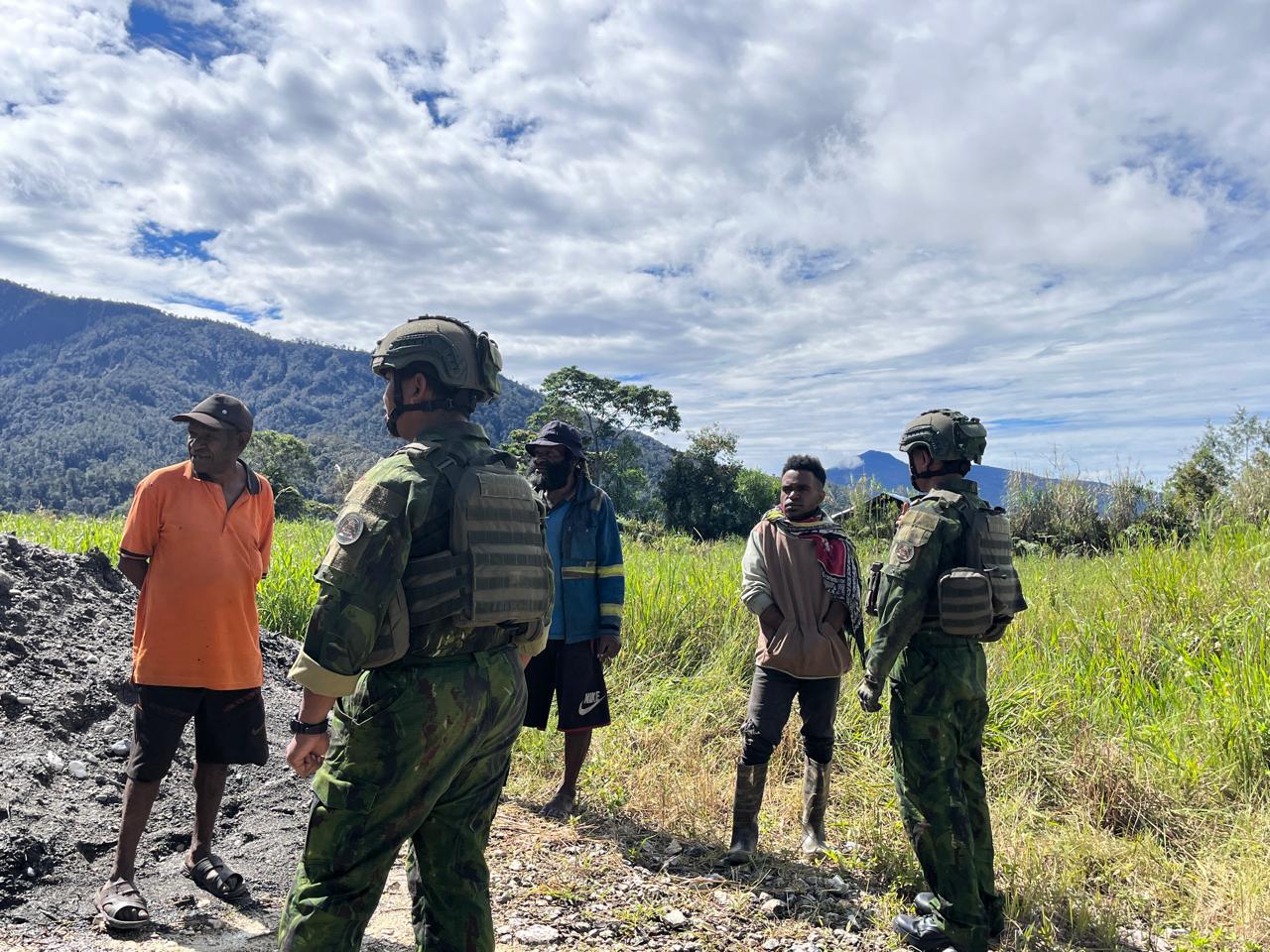 Hadir dan Bersahabat, Satgas Yonif 2 Marinir Jalin Komsos dengan Tokoh Kampung Okumetadi