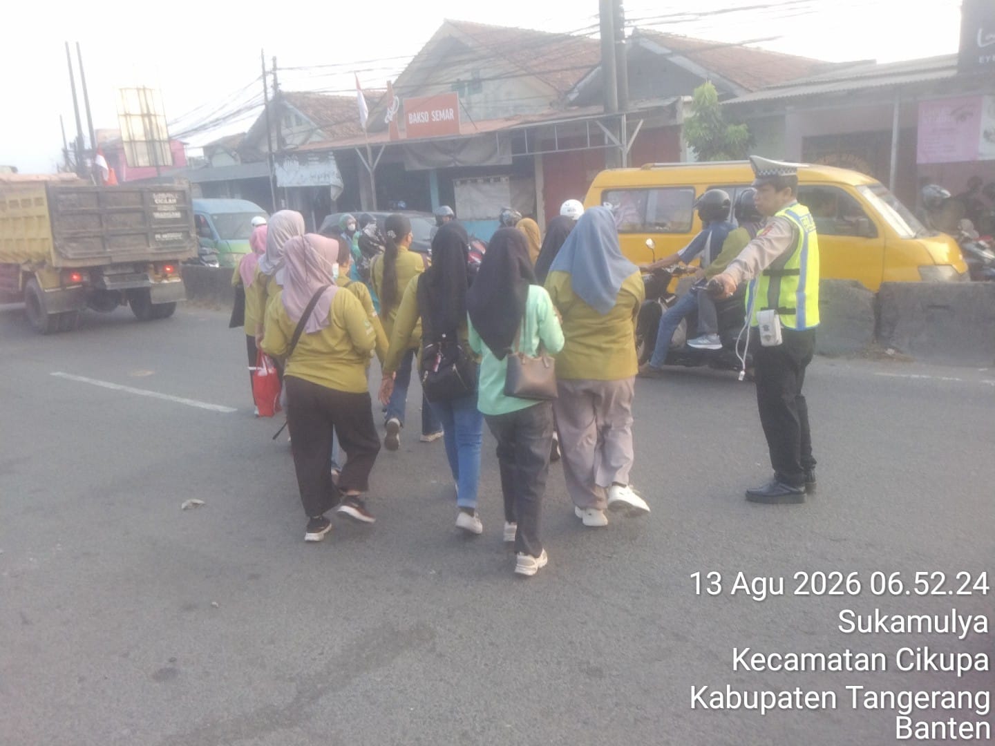 Personel Lantas Polsek Cikupa Laksanakan PECAK, Atur Arus Lalu Lintas Pagi Hari