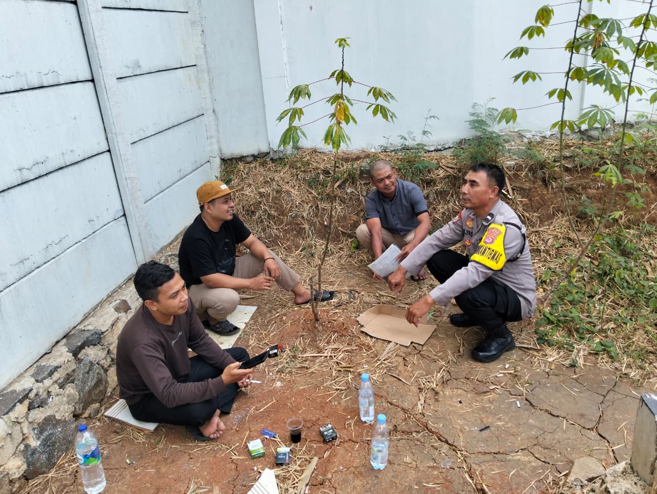 Bhabinkamtibmas Kelurahan Sukamulya Sambangi Warga, Sampaikan Pesan Kamtibmas dan Program Poliran