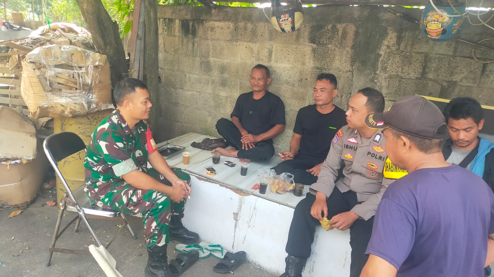 Sinergi TNI-Polri, Bhabinkamtibmas Kelurahan Bunder Sambangi Warga, Perkuat Harkamtibmas
