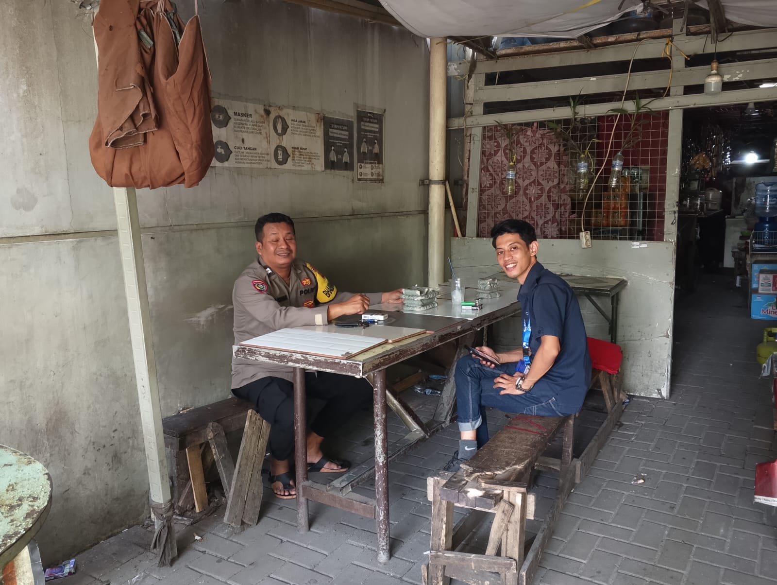 Bhabinkamtibmas Sambangi Warbin Desa Bitung Jaya, Serap Aspirasi dan Perkuat Kamtibmas