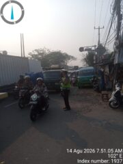 AIPTU Asep Kusheri Aktif Atur Lalin Pagi, Arus Kendaraan di Jalan Raya Serang Cikupa Ramai Lancar
