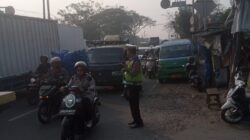 AIPTU Asep Kusheri Aktif Atur Lalin Pagi, Arus Kendaraan di Jalan Raya Serang Cikupa Ramai Lancar