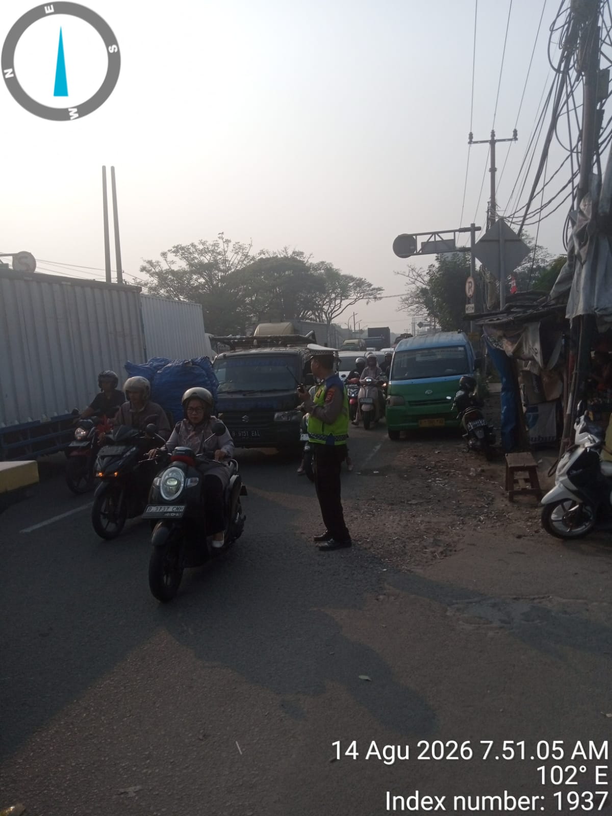 AIPTU Asep Kusheri Aktif Atur Lalin Pagi, Arus Kendaraan di Jalan Raya Serang Cikupa Ramai Lancar