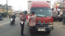 Kapolsek Cikupa Pimpin Pembagian Bendera Merah Putih kepada Pengguna Jalan, Semarakkan HUT ke-81 RI