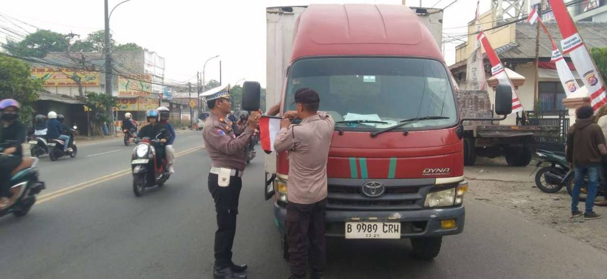 Kapolsek Cikupa Pimpin Pembagian Bendera Merah Putih kepada Pengguna Jalan, Semarakkan HUT ke-81 RI