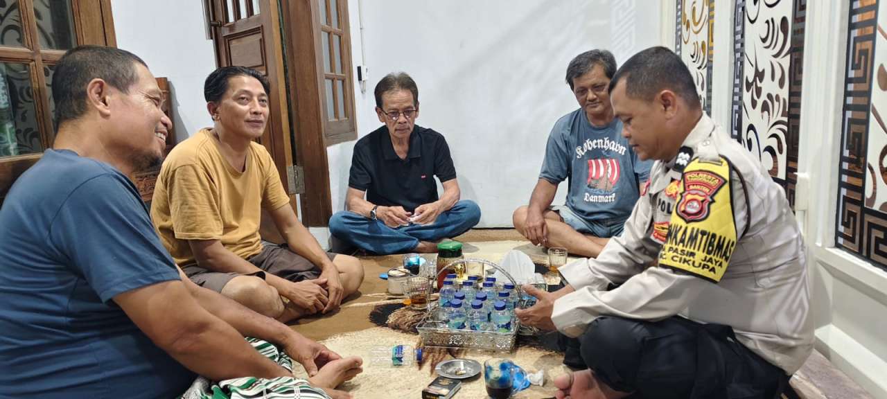 Bhabinkamtibmas Desa Pasir Jaya Sambangi Pos Satkamling, Perkuat Kamtibmas Bersama Warga