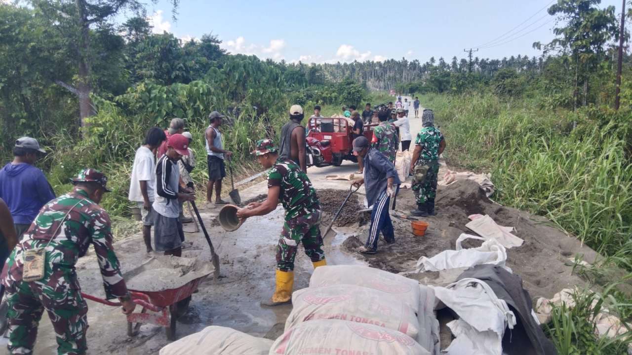 Personel TNI dan Masyarakat Kebut Pengecoran Jembatan Armco di Desa Miadi Tidore Kepulauan — Personel TNI bersama masyarakat bahu membahu mempercepat proses pembangunan jembatan Armco dengan melaksanakan pengecoran lantai badan jembatan di Desa Miadi, Kecamatan Oba Selatan, Kota Tidore Kepulauan, Sabtu (15/8/2026). Kegiatan pengecoran dilakukan secara gotong royong. Personel TNI dan masyarakat bekerja bersama, mulai dari menyiapkan material hingga proses pengecoran lantai jembatan. Kekompakan tersebut menjadi bagian penting dalam mempercepat penyelesaian pembangunan agar jembatan dapat segera dimanfaatkan oleh masyarakat. Di tengah pekerjaan, semangat gotong royong terlihat jelas. Personel TNI bersama warga saling membantu dan bekerja secara bergantian untuk memastikan proses pengecoran berjalan dengan lancar dan sesuai dengan tahapan pembangunan. Pembangunan jembatan Armco ini diharapkan dapat memberikan kemudahan bagi masyarakat Desa Miadi, khususnya dalam mendukung mobilitas warga serta memperlancar akses transportasi dan aktivitas perekonomian sehari-hari. Kehadiran personel TNI dalam kegiatan tersebut juga menunjukkan komitmen TNI untuk terus hadir di tengah masyarakat, membantu mengatasi kesulitan serta memperkuat semangat kebersamaan dan gotong royong dalam membangun wilayah. Dengan kerja sama antara TNI dan masyarakat, proses pembangunan jembatan diharapkan dapat segera rampung dan memberikan manfaat nyata bagi warga Desa Miadi dan sekitarnya. (Pen.1505) Personel TNI dan Masyarakat Kebut Pengecoran Jembatan Armco di Desa Miadi Tidore Kepulauan — Personel TNI bersama masyarakat bahu membahu mempercepat proses pembangunan jembatan Armco dengan melaksanakan pengecoran lantai badan jembatan di Desa Miadi, Kecamatan Oba Selatan, Kota Tidore Kepulauan, Sabtu (15/8/2026). Kegiatan pengecoran dilakukan secara gotong royong. Personel TNI dan masyarakat bekerja bersama, mulai dari menyiapkan material hingga proses pengecoran lantai jembatan. Kekompakan tersebut menjadi bagian penting dalam mempercepat penyelesaian pembangunan agar jembatan dapat segera dimanfaatkan oleh masyarakat. Di tengah pekerjaan, semangat gotong royong terlihat jelas. Personel TNI bersama warga saling membantu dan bekerja secara bergantian untuk memastikan proses pengecoran berjalan dengan lancar dan sesuai dengan tahapan pembangunan. Pembangunan jembatan Armco ini diharapkan dapat memberikan kemudahan bagi masyarakat Desa Miadi, khususnya dalam mendukung mobilitas warga serta memperlancar akses transportasi dan aktivitas perekonomian sehari-hari. Kehadiran personel TNI dalam kegiatan tersebut juga menunjukkan komitmen TNI untuk terus hadir di tengah masyarakat, membantu mengatasi kesulitan serta memperkuat semangat kebersamaan dan gotong royong dalam membangun wilayah. Dengan kerja sama antara TNI dan masyarakat, proses pembangunan jembatan diharapkan dapat segera rampung dan memberikan manfaat nyata bagi warga Desa Miadi dan sekitarnya. (Pen.1505)