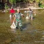 Langkah Cepat Koramil 1502/Wasile Tanggapi Keluhan Warga, Bersihkan Sampah di Kali Chandra SP4 Langkah Cepat Koramil 1502/Wasile Tanggapi Keluhan Warga, Bersihkan Sampah di Kali Chandra SP4