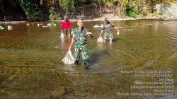 Langkah Cepat Koramil 1502/Wasile Tanggapi Keluhan Warga, Bersihkan Sampah di Kali Chandra SP4 Langkah Cepat Koramil 1502/Wasile Tanggapi Keluhan Warga, Bersihkan Sampah di Kali Chandra SP4