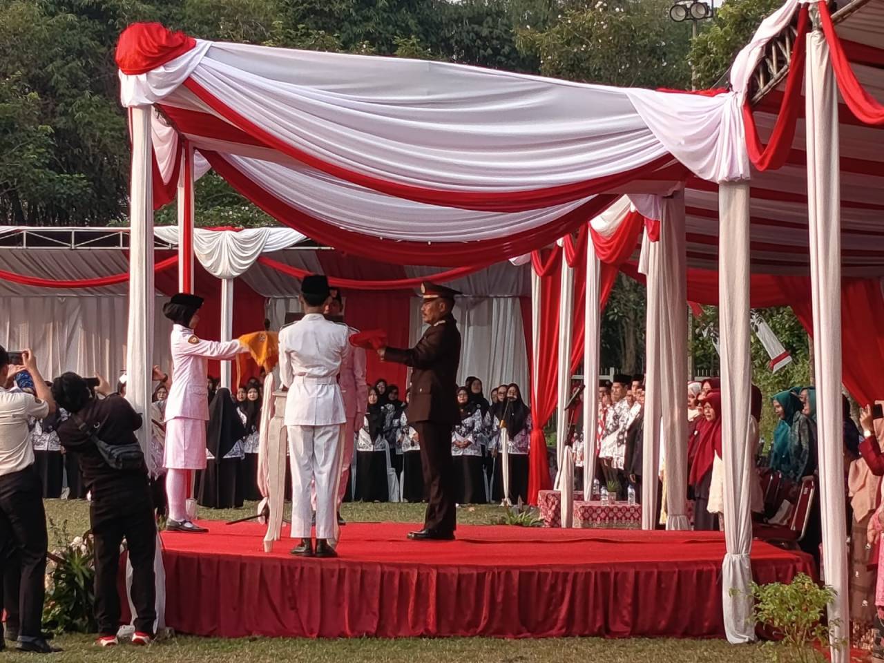 AKP Susanto Pimpin Upacara Penurunan Bendera HUT ke-81 RI Tingkat Kecamatan Cikupa AKP Susanto Pimpin Upacara Penurunan Bendera HUT ke-81 RI Tingkat Kecamatan Cikupa