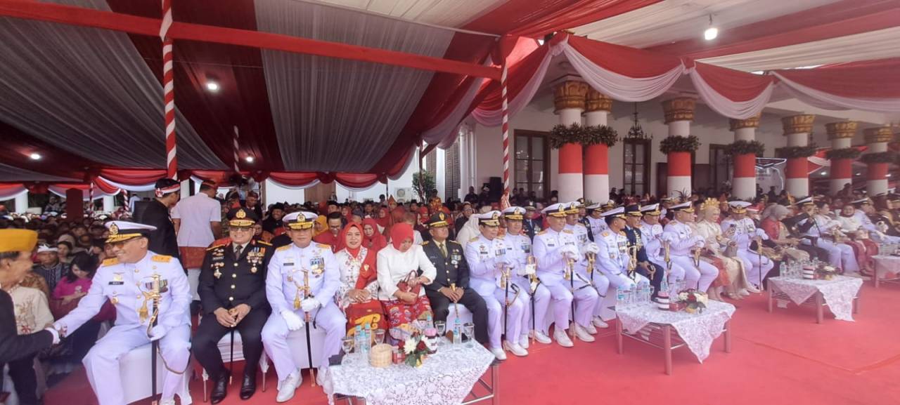 Khidmat, Gubernur Khofifah Pimpin Upacara HUT Ke-81 Kemerdekaan RI di Gedung Negara Grahadi Surabaya
