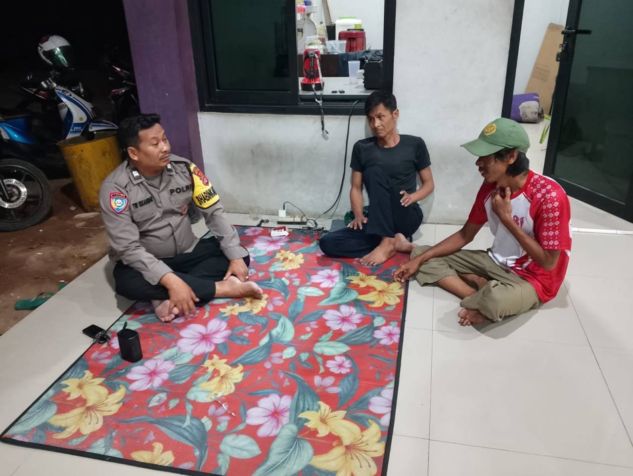 Aiptu Tri Iskandar Sambangi Pos Siskamling Bitung Jaya, Ajak Warga Jaga Keamanan Bersama Aiptu Tri Iskandar Sambangi Pos Siskamling Bitung Jaya, Ajak Warga Jaga Keamanan Bersama