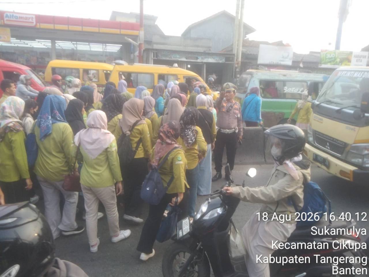IPTU Udi Muhdi dan Aiptu Sapudin Aktif Atur Lalu Lintas Sore di Pertigaan Columbus Cikupa IPTU Udi Muhdi dan Aiptu Sapudin Aktif Atur Lalu Lintas Sore di Pertigaan Columbus Cikupa