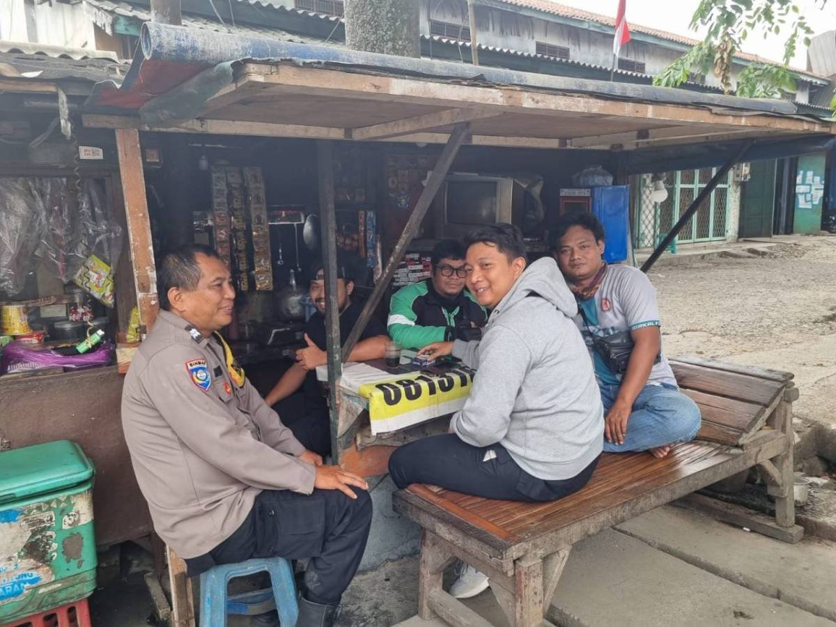Warung Bhabinkamtibmas di Sukadamai, Aiptu Mukhsodin Serap Aspirasi Warga dan Perkuat Kamtibmas Warung Bhabinkamtibmas di Sukadamai, Aiptu Mukhsodin Serap Aspirasi Warga dan Perkuat Kamtibmas