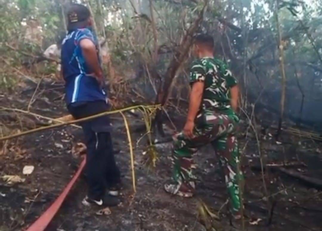 Sigap Tangani Kebakaran, Koramil 1505-05/Sofifi Bersama Damkar dan Warga Padamkan Api