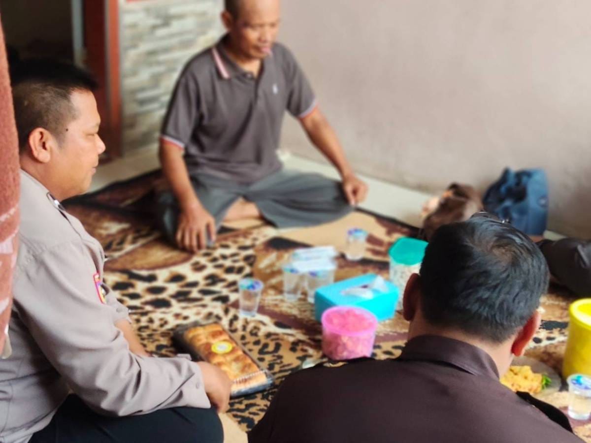 Aipda Reza Fajar Ajak Warga Bojong Jaga Kamtibmas, Sosialisasikan Layanan Polisi 110 Aipda Reza Fajar Ajak Warga Bojong Jaga Kamtibmas, Sosialisasikan Layanan Polisi 110
