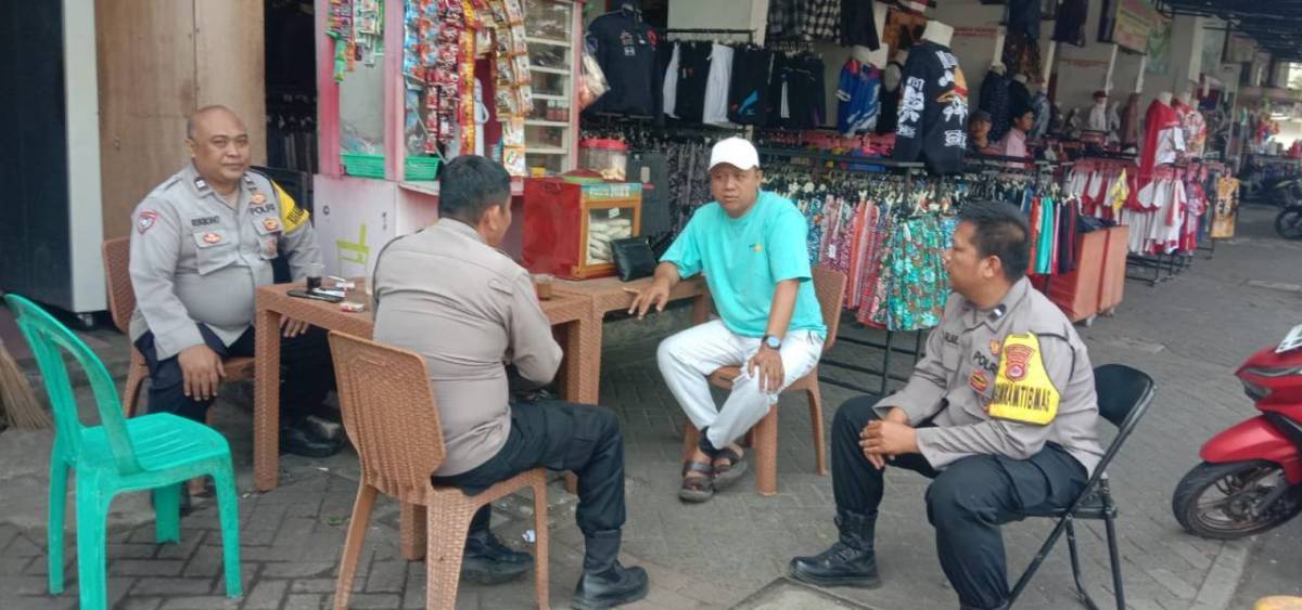 Kanit Binmas dan Bhabinkamtibmas Polsek Cikupa Gelar Warbin, Serap Aspirasi Warga Budimulya Kanit Binmas dan Bhabinkamtibmas Polsek Cikupa Gelar Warbin, Serap Aspirasi Warga Budimulya