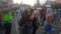 IPTU Udi Muhdi Pimpin PECAK, Atur Lalu Lintas Sore di Jalan Raya Serang Cikupa