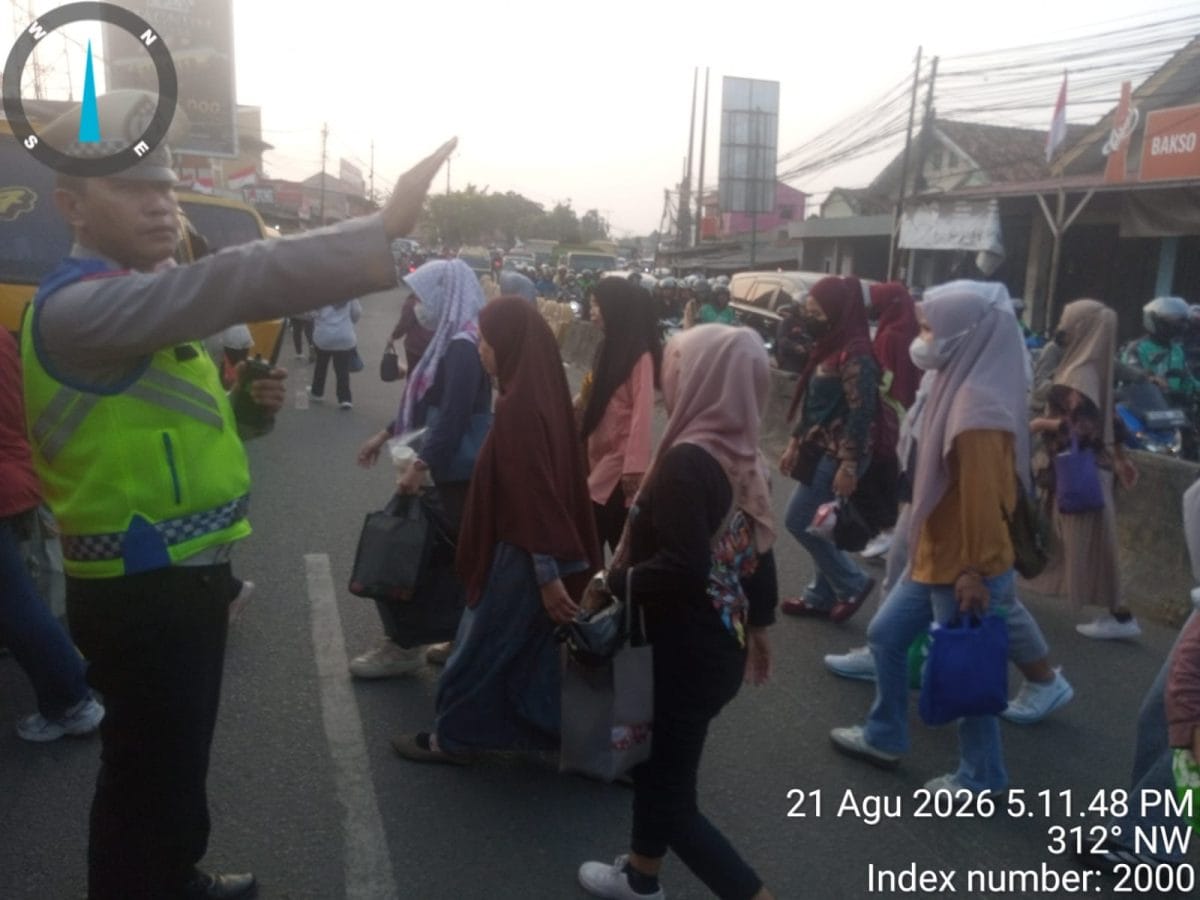 IPTU Udi Muhdi Pimpin PECAK, Atur Lalu Lintas Sore di Jalan Raya Serang Cikupa