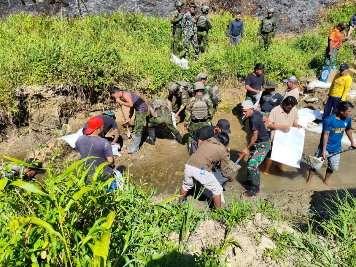Sumber Air Bersih Terjaga, Satgas Yonif 2 Marinir dan Warga Enarotali Kompak Bergotong Royong
