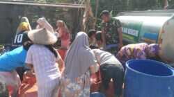 Peduli, Kodim 0813 Bojonegoro Pasok 8000 Liter Air Bersih ke Warga Desa Tlogohaji