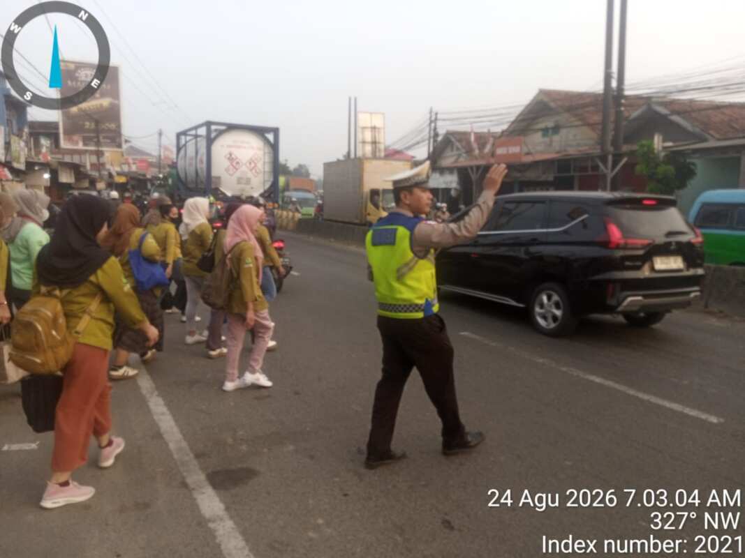 Polsek Cikupa Gelar PECAK Pagi di Pertigaan Columbus, Arus Lalu Lintas Ramai Lancar Polsek Cikupa Gelar PECAK Pagi di Pertigaan Columbus, Arus Lalu Lintas Ramai Lancar