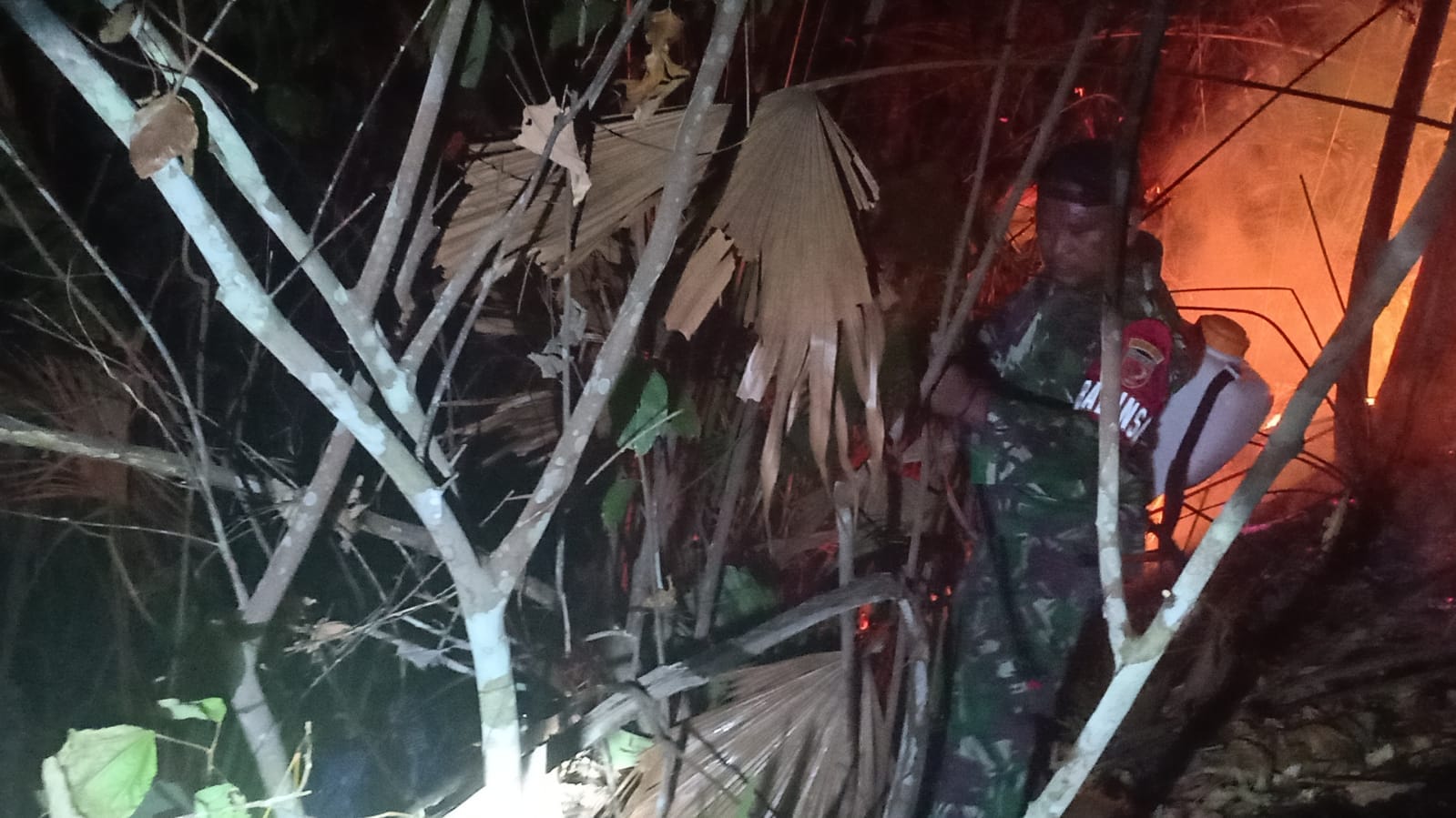 Babinsa Bersama Masyarakat Padamkan Kebakaran Hutan di Desa Yawal