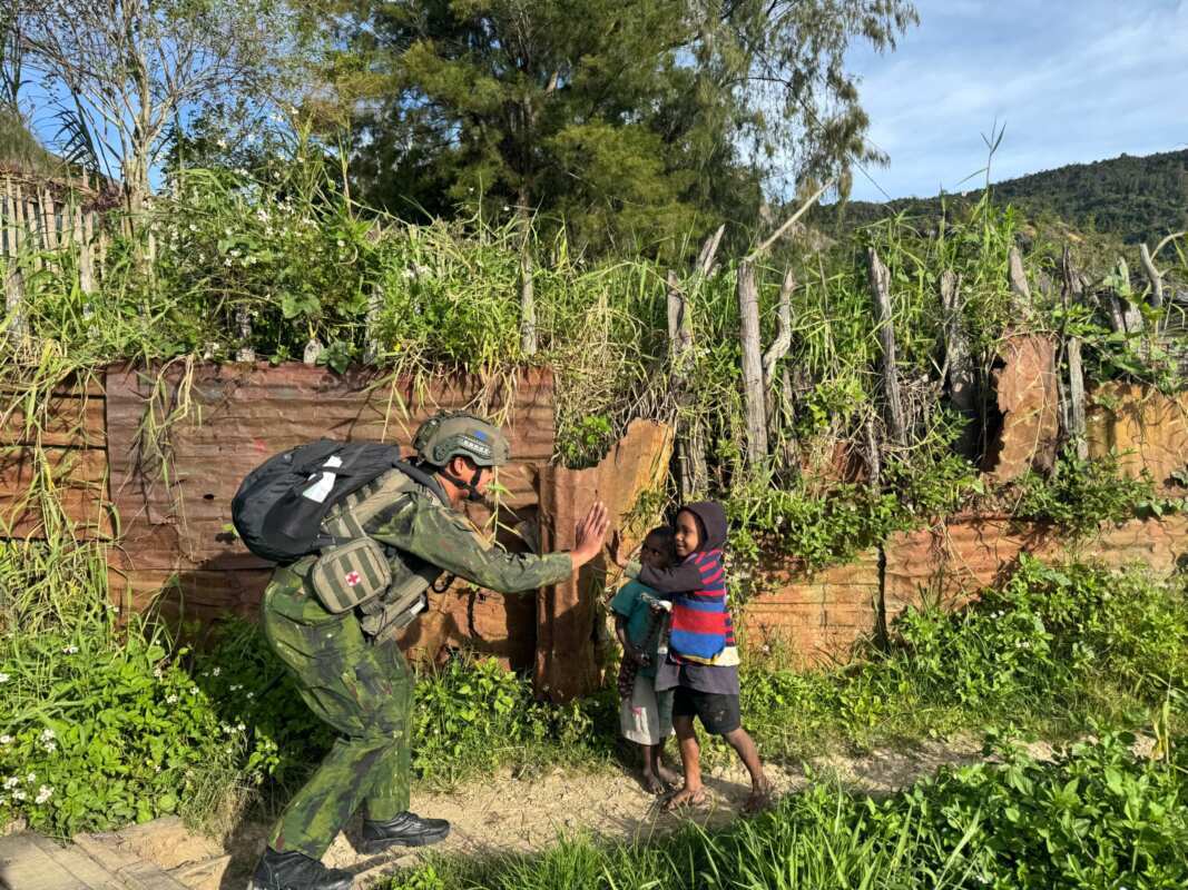 Kehangatan Marinir di Enarotali, Berbagi Cerita dan Kebahagiaan Bersama Anak-Anak