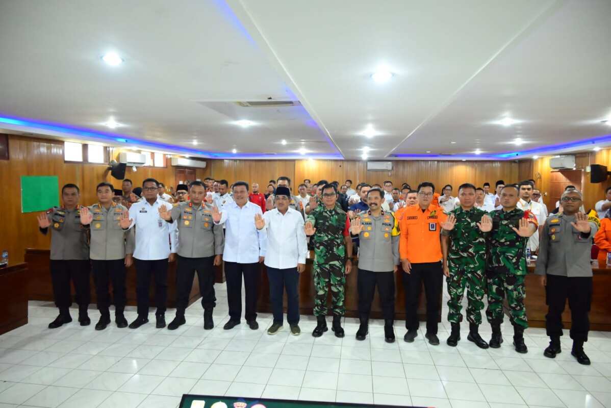 Wakapolda Jambi Tegaskan Sinergi Lintas Sektor Kunci Pengendalian Karhutla di Tanjab Barat Wakapolda Jambi Tegaskan Sinergi Lintas Sektor Kunci Pengendalian Karhutla di Tanjab Barat