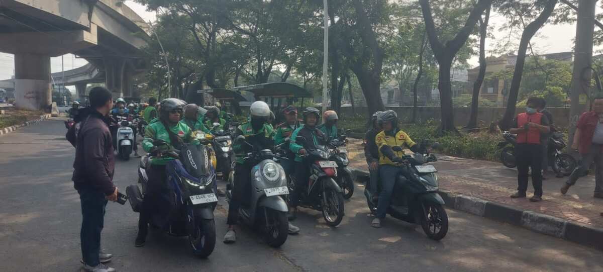 Ojol Jakarta Utara Bergerak dari Plumpang ke Polda Metro Jaya, Pengamanan Disiagakan Ojol Jakarta Utara Bergerak dari Plumpang ke Polda Metro Jaya, Pengamanan Disiagakan