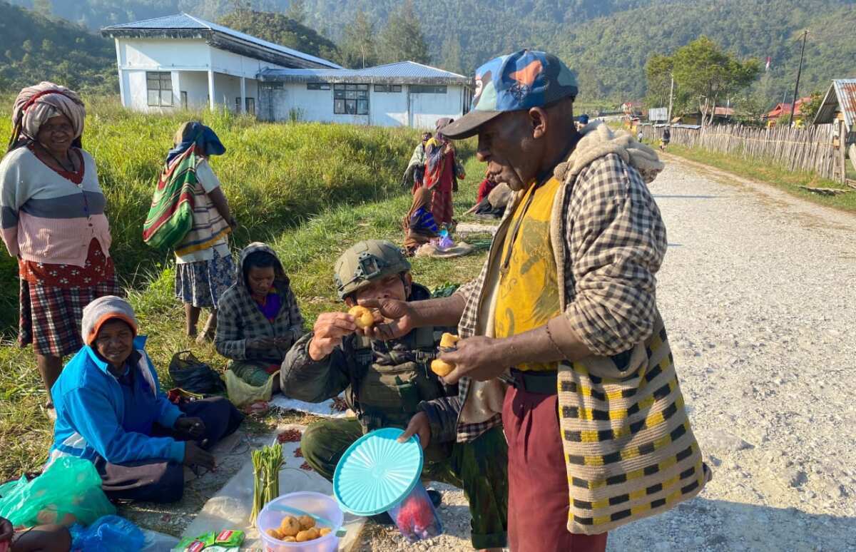Langkah Humanis Marinir di Komopa, Hasil Bumi Warga Laris, Mama-Mama Sumringah