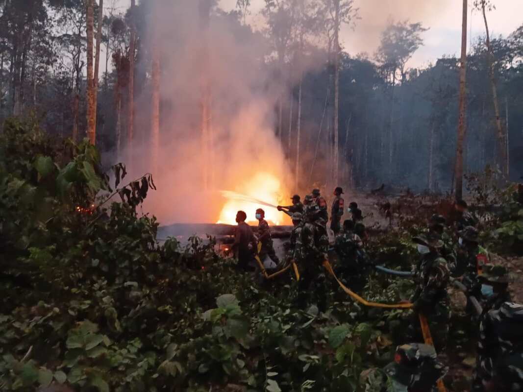 Tim Gabungan Respon, Kendalikan Kebakaran Lahan di Kampung Oyya