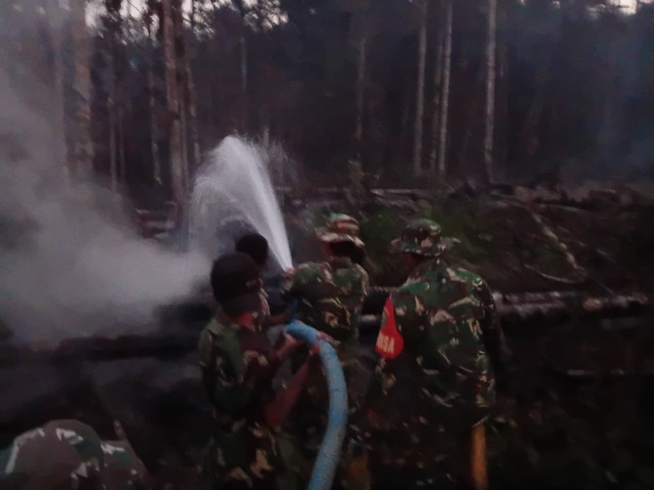 Kodam XVIII/Kasuari, Bersama Tim Gabungan Kendalikan Karhutla di Kampung Unggi