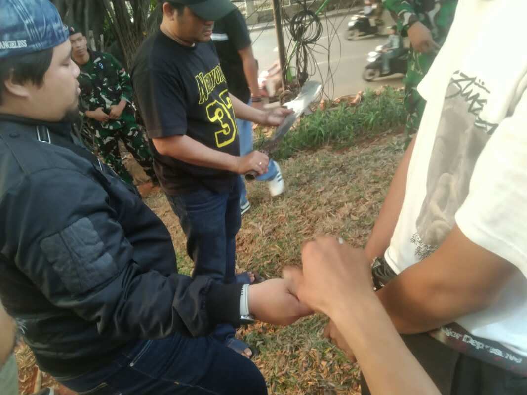Bawa Pedang di Bawah Flyover Pejompongan, Seorang Pemuda Diamankan