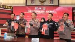 Operasi Tumpas Narkoba Semeru, Polresta Tuban Pantau Pergerakan Target hingga Akhirnya Dibekuk Operasi Tumpas Narkoba Semeru, Polresta Tuban Pantau Pergerakan Target hingga Akhirnya Dibekuk