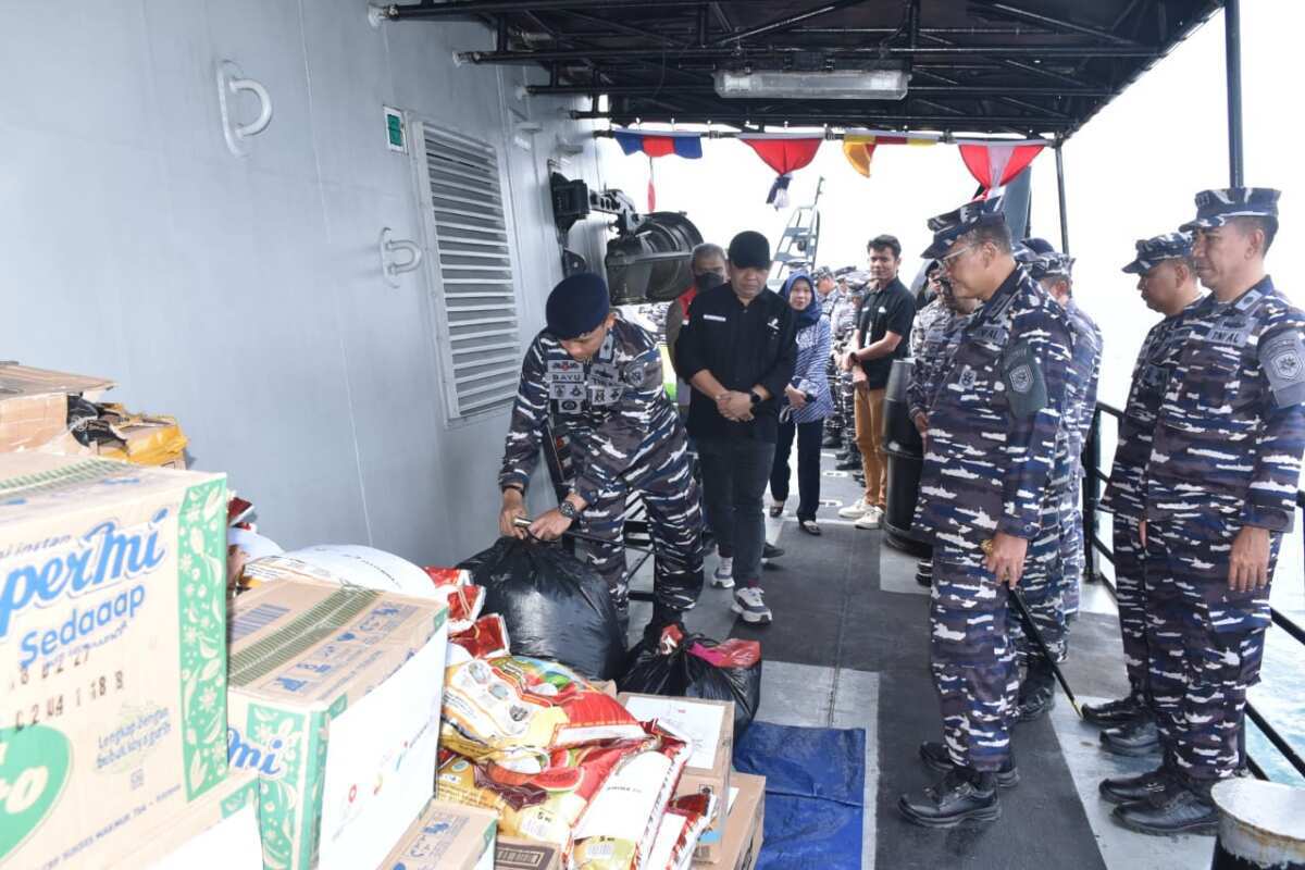 Dari Wilayah Sorong Papua Barat Daya, Kapal Perang TNI AL Angkut Bantuan Untuk Korban Terdampak Gempa Bumi NTT
