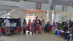 Aipda Ilyas Kawal Penyaluran Bantuan Beras Kemensos untuk Penerima di Sukamulya