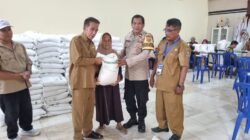 Bhabinkamtibmas Sukadamai Amankan Penyaluran Bantuan Beras Kemensos untuk 649 Warga