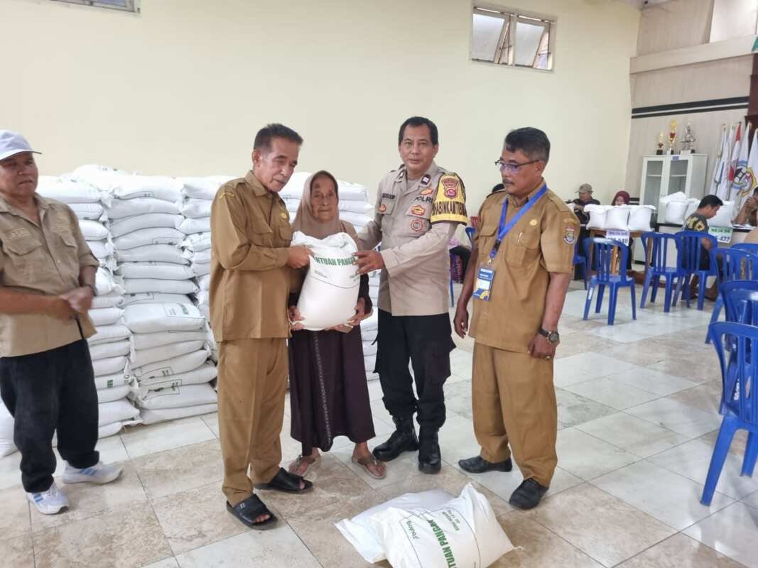 Bhabinkamtibmas Sukadamai Amankan Penyaluran Bantuan Beras Kemensos untuk 649 Warga