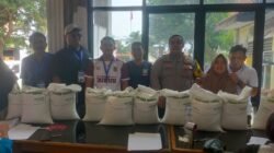 Bhabinkamtibmas Aipda Hartanto Amankan Penyaluran Beras Kemensos kepada Penerima di Dukuh