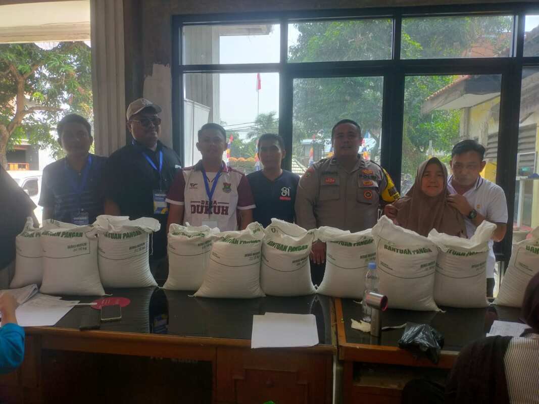 Bhabinkamtibmas Aipda Hartanto Amankan Penyaluran Beras Kemensos kepada Penerima di Dukuh