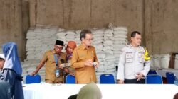 Bhabinkamtibmas Desa Pasir Jaya Aiptu Budiansyah Kawal Penyaluran Bantuan Beras untuk Warga