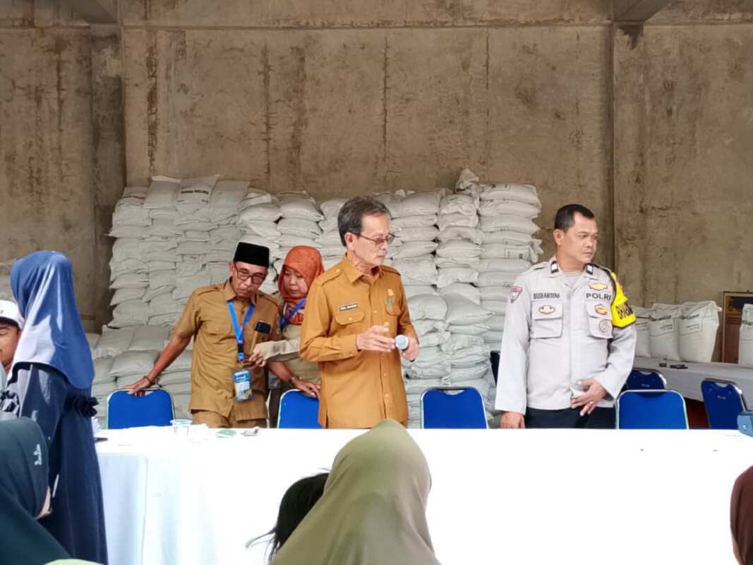 Bhabinkamtibmas Desa Pasir Jaya Aiptu Budiansyah Kawal Penyaluran Bantuan Beras untuk Warga