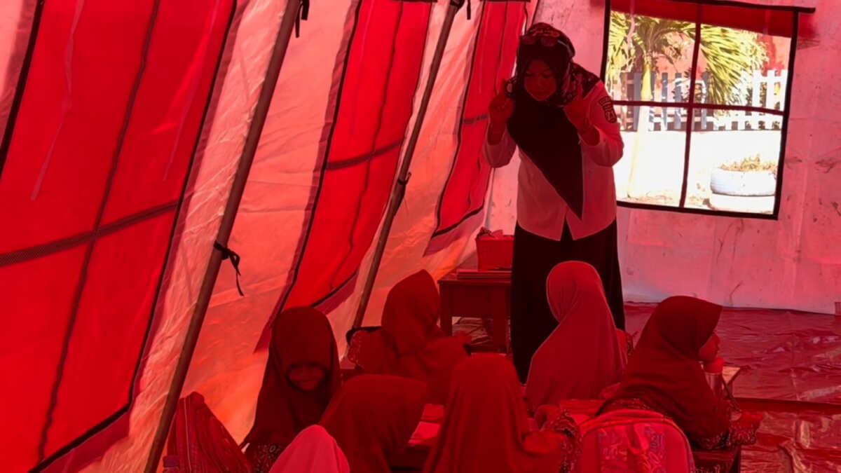 Kegiatan Belajar di Tenda Darurat di SDN 11 Palu